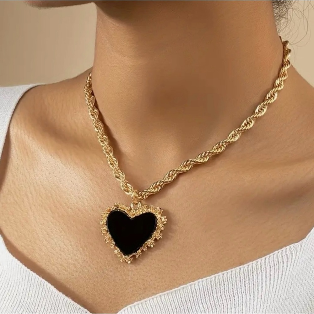 Heart Shaped Pend Gold Necklace